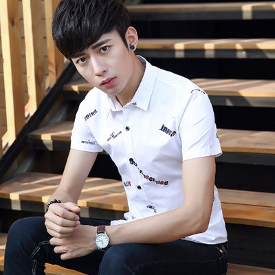 Cămașă stilată pentru bărbați, cu mâneci scurte și inscripții în două culori