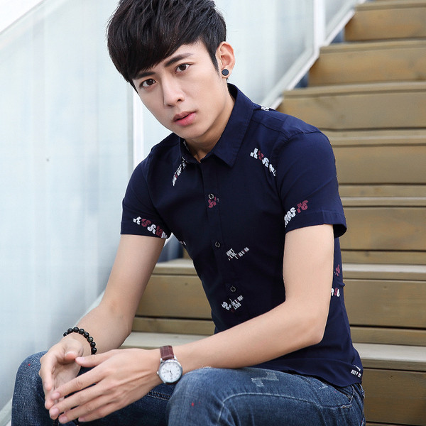 Cămașă stilată pentru bărbați, cu mâneci scurte și inscripții în două culori