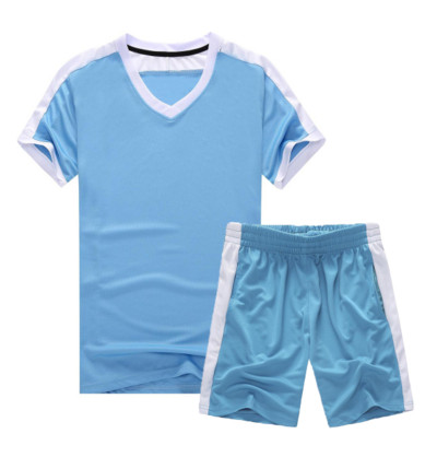 Set casual pentru bărbați care include un tricou cu decolteu în V și pantaloni scurți în mai multe culori