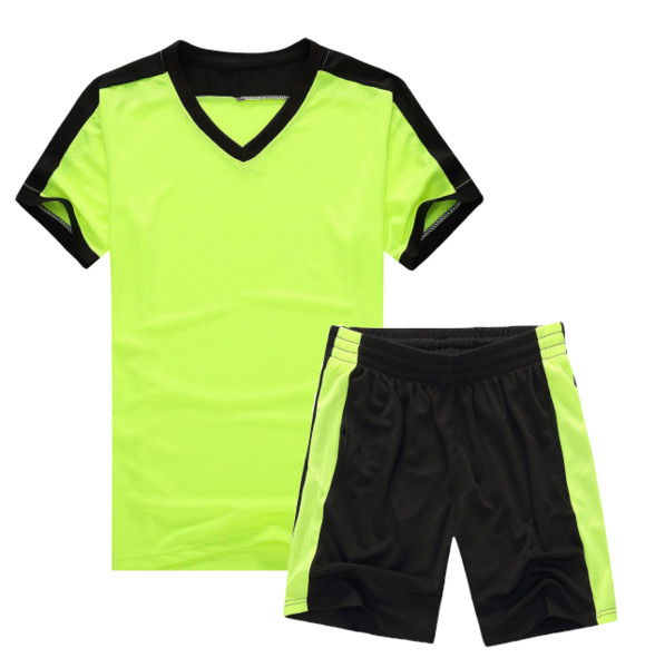 Set casual pentru bărbați care include un tricou cu decolteu în V și pantaloni scurți în mai multe culori