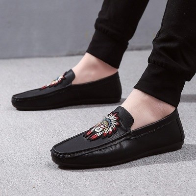 Férfi mokaszin emblémával, három színben