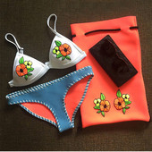 Fürdőruha kétrészes fehér felsőben és kék alsóban, hímzéssel