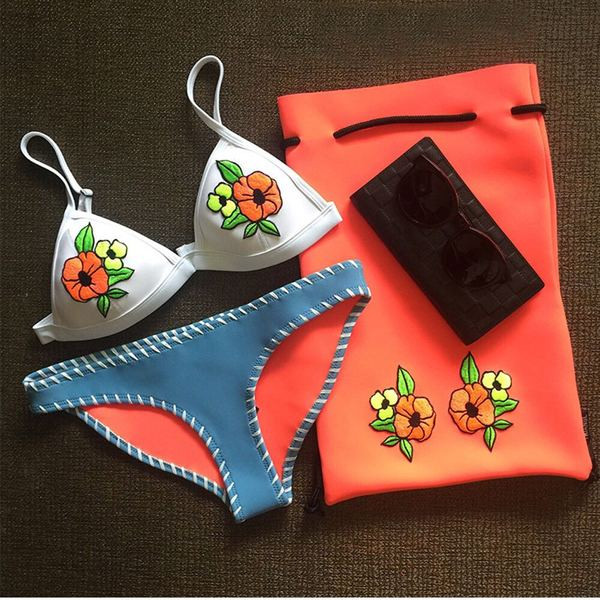 Fürdőruha kétrészes fehér felsőben és kék alsóban, hímzéssel