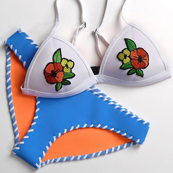 Fürdőruha kétrészes fehér felsőben és kék alsóban, hímzéssel