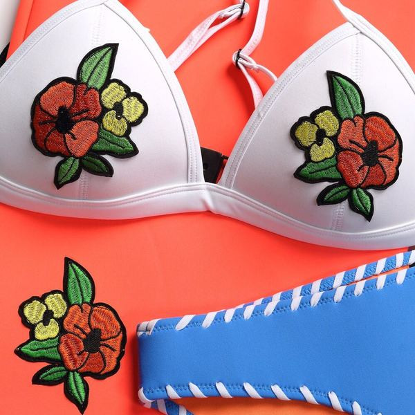 Fürdőruha kétrészes fehér felsőben és kék alsóban, hímzéssel