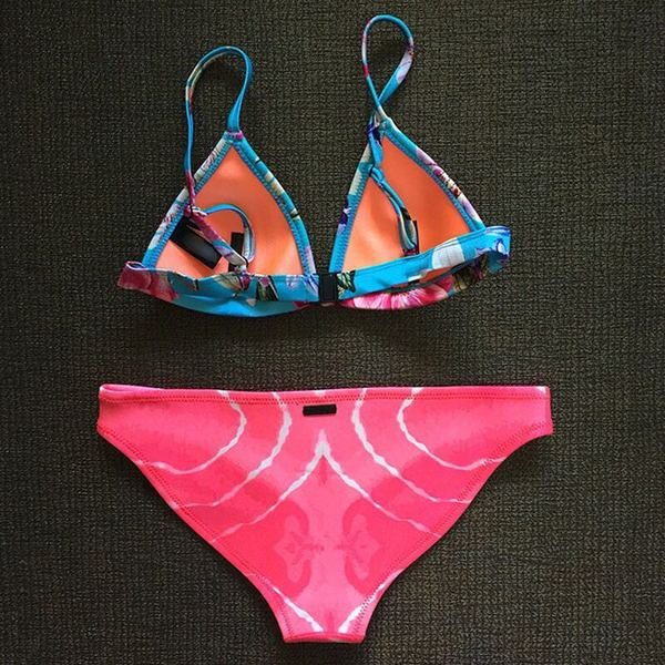 Stílusos női fürdőruha két részből, virágmintával