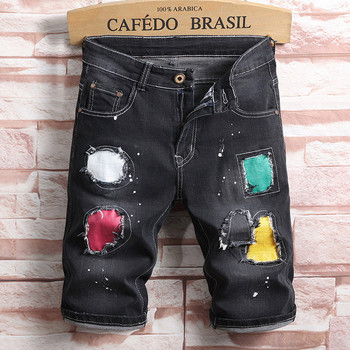 Τα casual shorts ατόμων σε μαύρο χρώμα με χρωματιστά μπαλώματα