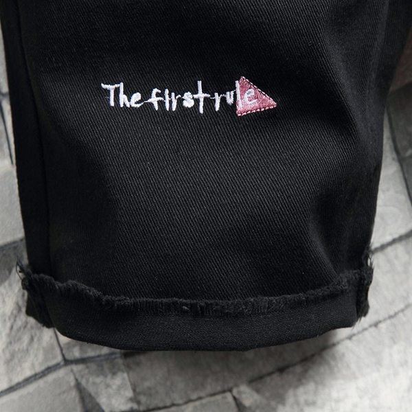 Fekete színű férfi rövidnadrág felirattal