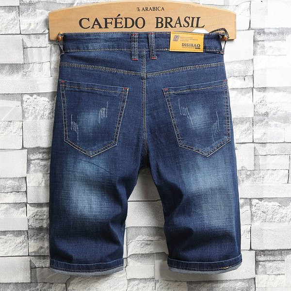 Modern férfi rövid farmernadrág kék hímzéssel