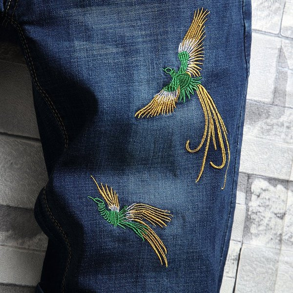 Modern férfi rövid farmernadrág kék hímzéssel