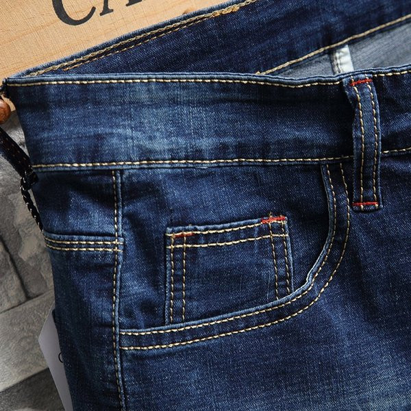 Modern férfi rövid farmernadrág kék hímzéssel