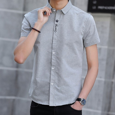 Rövid ujjú férfi ing kék és szürke hímzéssel