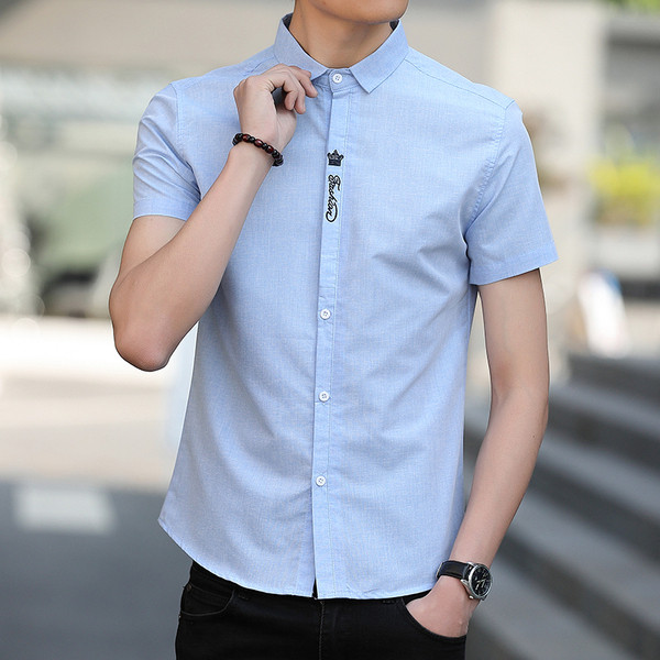 Rövid ujjú férfi ing kék és szürke hímzéssel