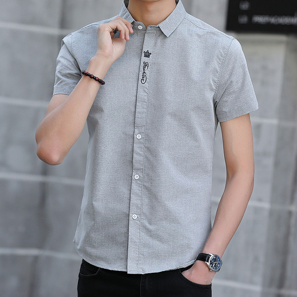 Rövid ujjú férfi ing kék és szürke hímzéssel