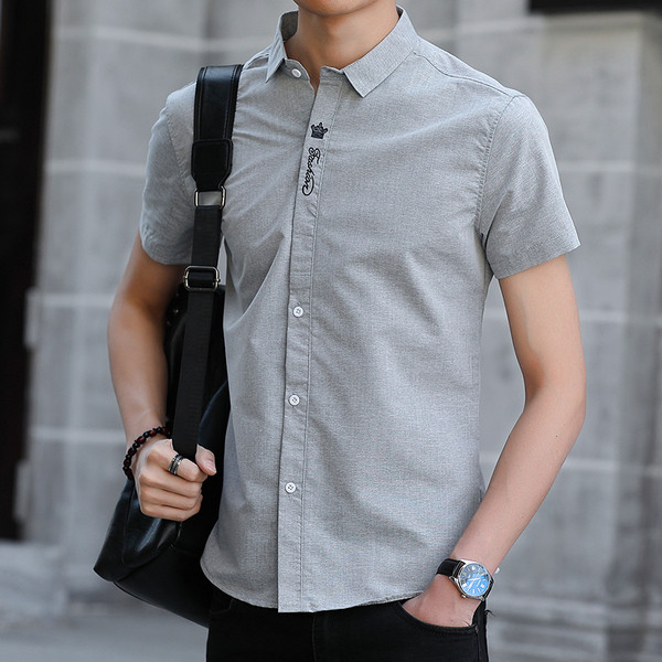 Rövid ujjú férfi ing kék és szürke hímzéssel