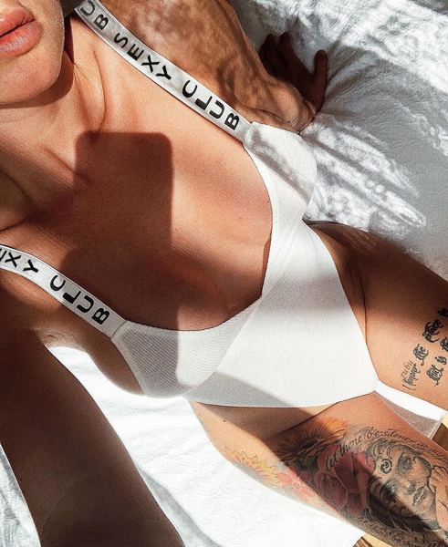 Costum de baie la zi pentru doamne în alb și portocaliu cu inscripția pe bretele