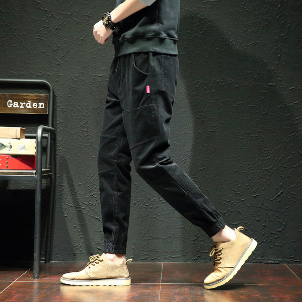 Divatos férfi nadrág fekete és szürke zsebekkel