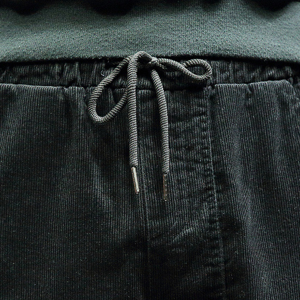 Divatos férfi nadrág fekete és szürke zsebekkel