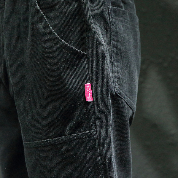 Divatos férfi nadrág fekete és szürke zsebekkel