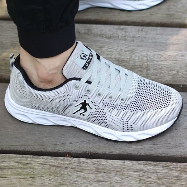 Férfi sportcipő, magas talppal, négy színben