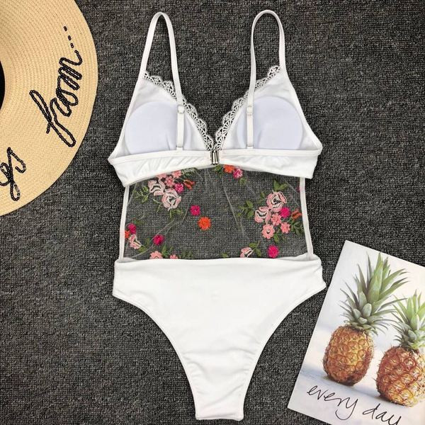 Costum de baie intreg de dama alb cu broderie si dantela