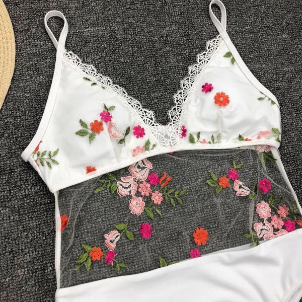 Costum de baie intreg de dama alb cu broderie si dantela