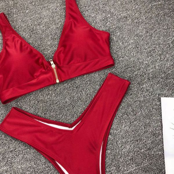 Costum de baie de damă din două piese cu fermoar în negru, alb și visiniu