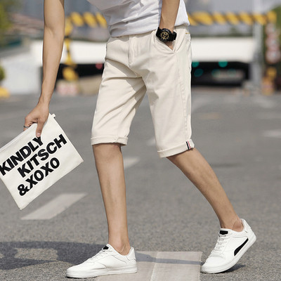 Σύγχρονοι άνδρες κοντό παντελόνι σε διάφορα χρώματα