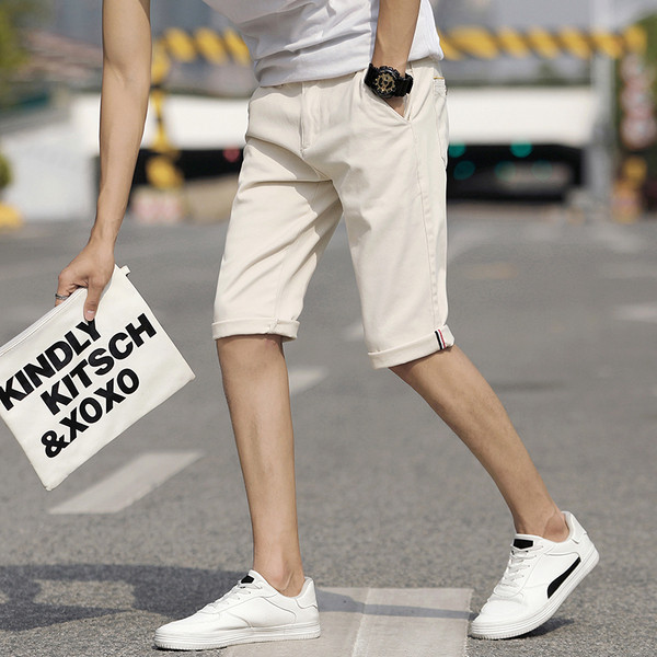 Σύγχρονοι άνδρες κοντό παντελόνι σε διάφορα χρώματα