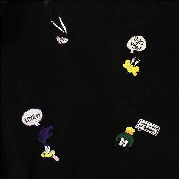 Női alkalmi póló fehér, sárga és fekete hímzéssel