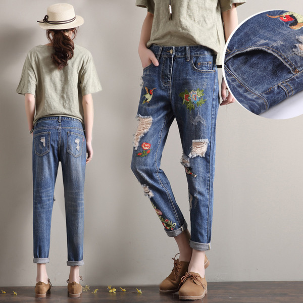 Blugi de dama moderni cu broderie colorata si motive rupte