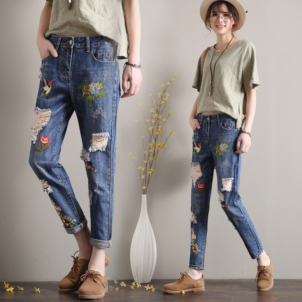 Blugi de dama moderni cu broderie colorata si motive rupte