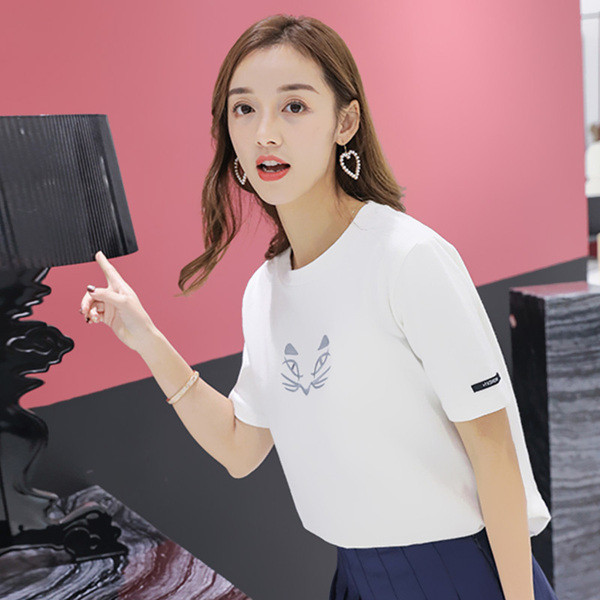 Κομψή γυναικεία μπλούζα με λευκό κέντημα