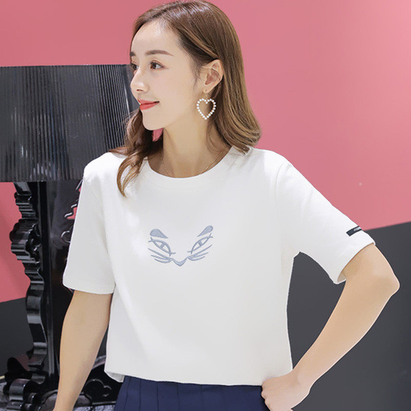 Κομψή γυναικεία μπλούζα με λευκό κέντημα