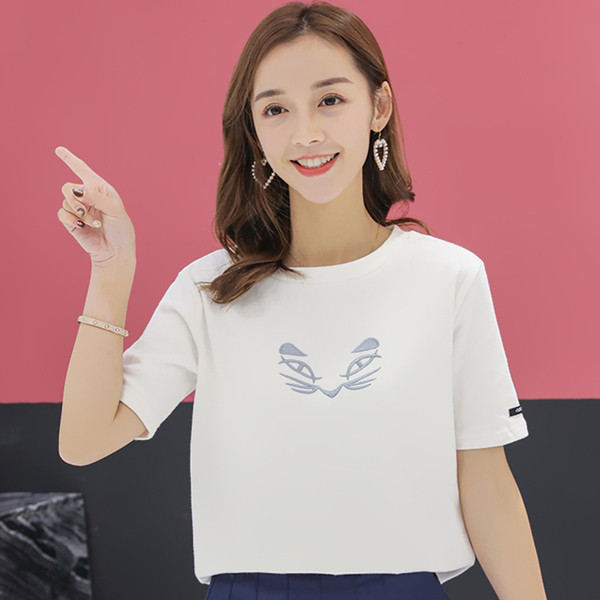 Κομψή γυναικεία μπλούζα με λευκό κέντημα