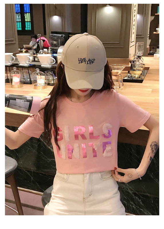 Modern női póló fehér és rózsaszín feliratokkal