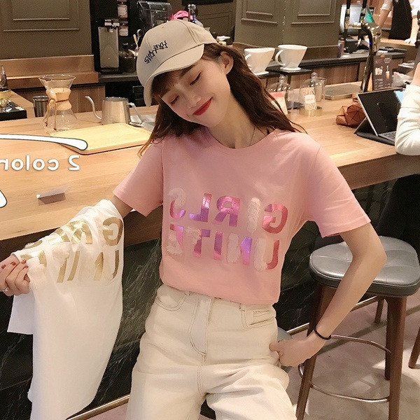 Modern női póló fehér és rózsaszín feliratokkal