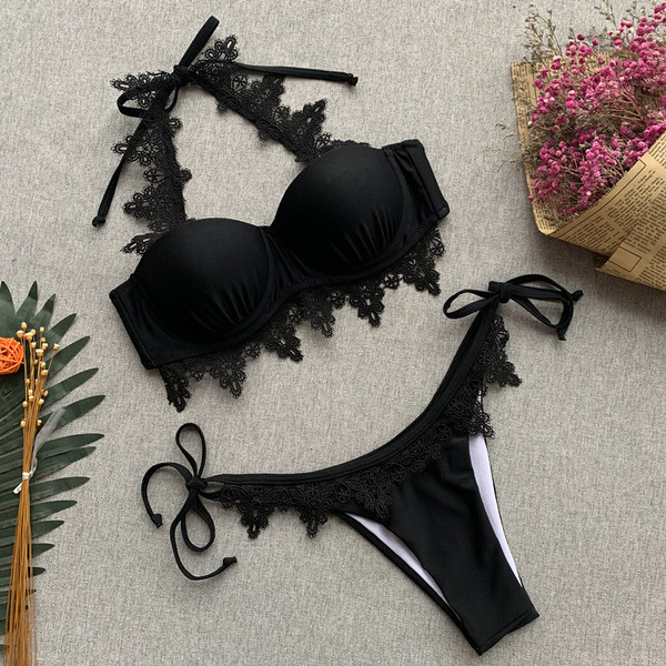 Fekete színű női fürdőruha csipkével