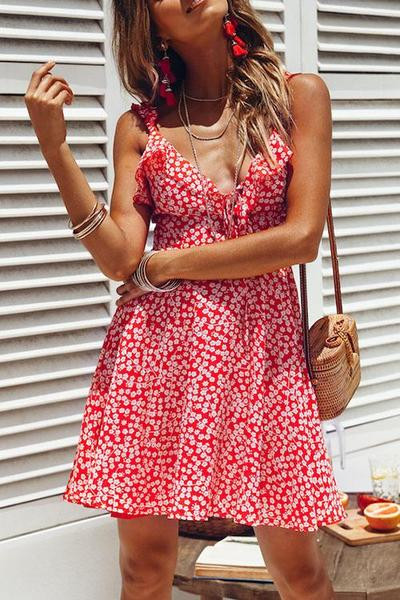 Μοντέρνο κορίτσι φόρεμα μοντέλο σε κόκκινο χρώμα