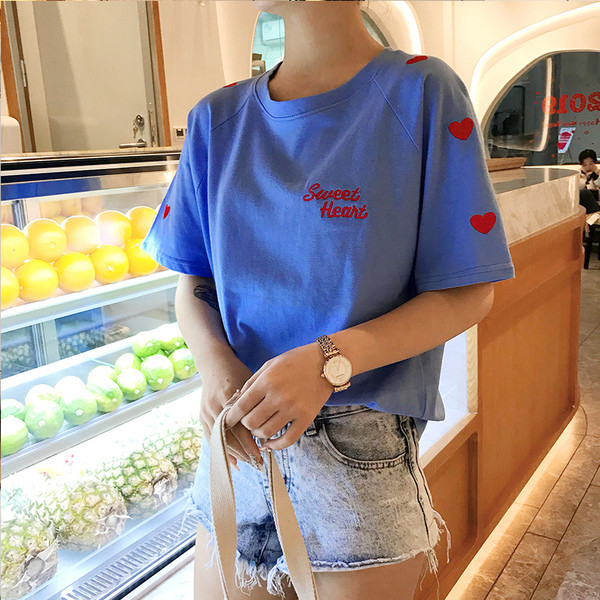 Καθημερινή γυναικεία μπλούζα με ανοιχτό λαιμό και κεντήματα σε δύο χρώματα