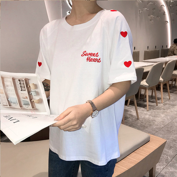 Καθημερινή γυναικεία μπλούζα με ανοιχτό λαιμό και κεντήματα σε δύο χρώματα