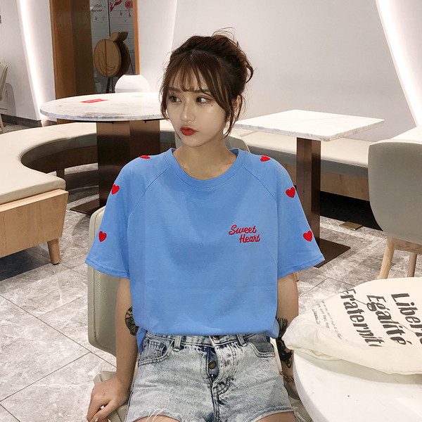 Καθημερινή γυναικεία μπλούζα με ανοιχτό λαιμό και κεντήματα σε δύο χρώματα