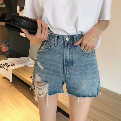 Modern női rövid farmer, szakadt motívumokkal