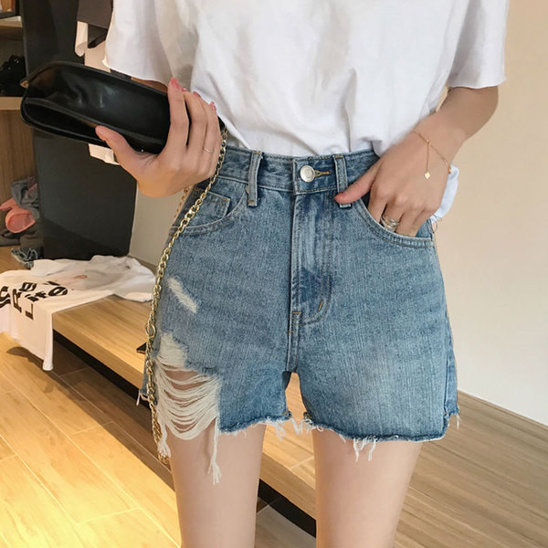 Modern női rövid farmer, szakadt motívumokkal