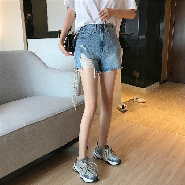 Modern női rövid farmer, szakadt motívumokkal