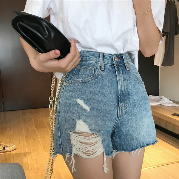 Modern női rövid farmer, szakadt motívumokkal