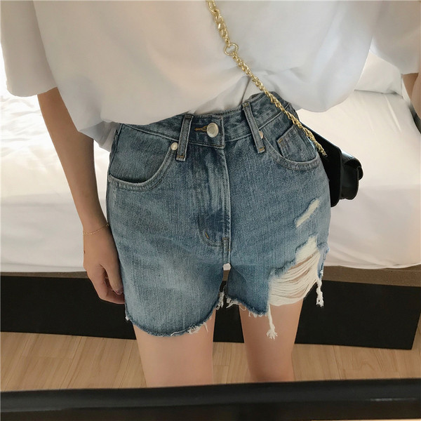 Modern női rövid farmer, szakadt motívumokkal