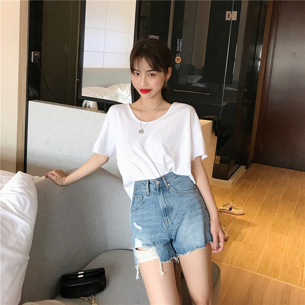 Modern női rövid farmer, szakadt motívumokkal