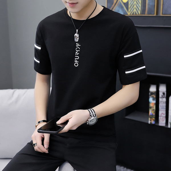 Három színben hímzéssel ellátott férfi hétköznapi póló