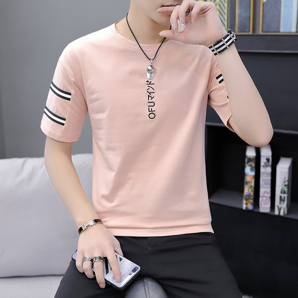 Három színben hímzéssel ellátott férfi hétköznapi póló